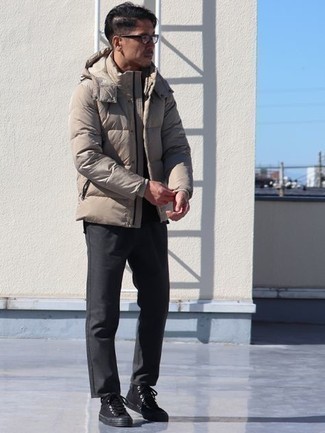 Quale sneakers alte indossare con chino neri per un uomo di 30 anni quando fa freddo: Indossa un piumino beige e chino neri per un look da sfoggiare sul lavoro. Per un look più rilassato, scegli un paio di sneakers alte.