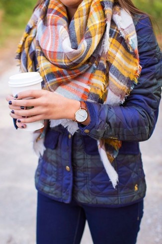 Come indossare e abbinare una sciarpa per una donna di 30 anni in autunno 2024 in modo smart-casual: Potresti indossare un piumino blu e una sciarpa per un outfit inaspettato. Un outfit eccellente per essere più cool e alla moda anche in autunno.