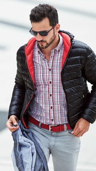 Come indossare e abbinare un piumino quando fa freddo in modo smart-casual: Potresti abbinare un piumino con jeans grigi per creare un look smart casual.
