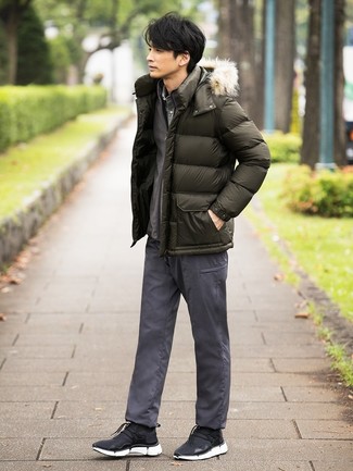 Quale chino indossare con un cardigan con zip grigio quando fa gelo: Abbina un cardigan con zip grigio con chino per un look semplice, da indossare ogni giorno. Per un look più rilassato, mettiti un paio di scarpe sportive nere.