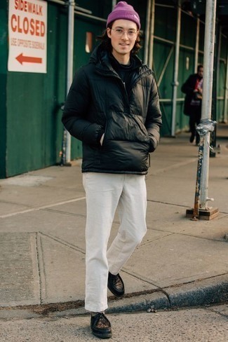 Come indossare e abbinare un cardigan con zip quando fa freddo: Per un outfit quotidiano pieno di carattere e personalità, vestiti con un cardigan con zip e chino bianchi. Perfeziona questo look con un paio di chukka in pelle nere.