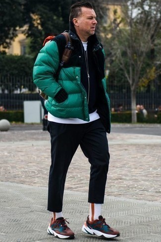 Come indossare e abbinare sneakers lime per un uomo di 40 anni quando fa freddo: Abbina un piumino verde scuro con chino blu scuro per un look davvero alla moda. Per distinguerti dagli altri, opta per un paio di sneakers lime.