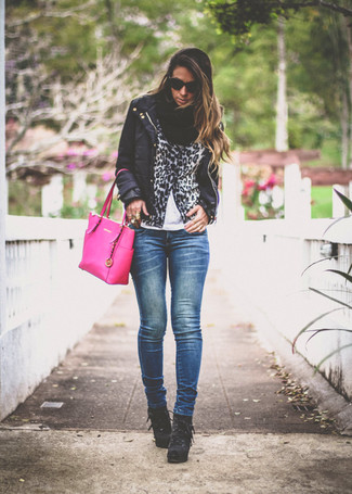 Look alla moda per donna: Piumino leggero nero, Cardigan leopardato grigio, T-shirt girocollo bianca, Jeans aderenti blu scuro