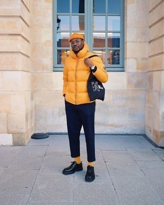 Come indossare e abbinare calzini gialli quando fa freddo in modo smart-casual: Indossa un piumino arancione e calzini gialli per un look comfy-casual. Indossa un paio di scarpe derby in pelle nere per un tocco virile.