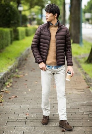 Come indossare e abbinare chukka con un piumino per un uomo di 20 anni in modo smart-casual: Scegli un piumino e jeans bianchi per un look da sfoggiare sul lavoro. Chukka sono una gradevolissima scelta per completare il look.