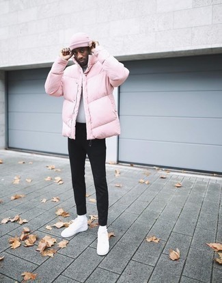 Come indossare e abbinare una berretto rosa: Potresti abbinare un piumino rosa con una berretto rosa per un look comfy-casual. Scegli un paio di sneakers basse di tela bianche per un tocco virile.
