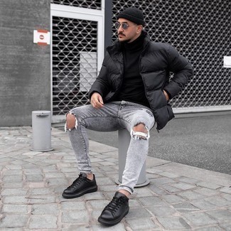 Come indossare e abbinare sneakers basse in pelle nere e bianche con jeans grigio scuro: Potresti combinare un piumino nero con jeans grigio scuro per una sensazione di semplicità e spensieratezza. Per un look più rilassato, scegli un paio di sneakers basse in pelle nere e bianche come calzature.