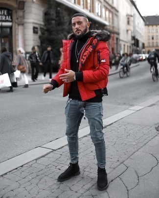 Come indossare e abbinare jeans aderenti strappati: Vestiti con un piumino rosso e jeans aderenti strappati per un'atmosfera casual-cool. Calza un paio di stivali casual in pelle scamosciata neri per un tocco virile.