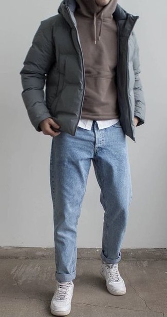 Quale jeans indossare con un piumino grigio: Potresti abbinare un piumino grigio con jeans per un drink dopo il lavoro. Per distinguerti dagli altri, prova con un paio di sneakers basse in pelle bianche.