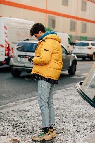 Quale jeans aderenti indossare con scarpe sportive beige quando fa gelo in modo rilassato: Vestiti con un piumino senape e jeans aderenti per un'atmosfera casual-cool. Per distinguerti dagli altri, scegli un paio di scarpe sportive beige come calzature.