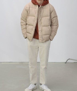 Look alla moda per uomo: Piumino marrone chiaro, Felpa con cappuccio terracotta, Chino beige, Sneakers basse di tela bianche