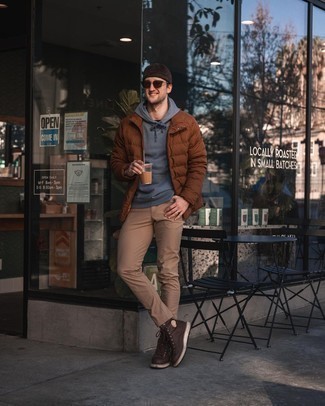 Come indossare e abbinare stivali casual con jeans: Combina un piumino leggero marrone con jeans per un look da sfoggiare sul lavoro. Stivali casual sono una splendida scelta per completare il look.