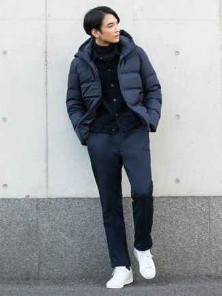 Quale chino indossare con un piumino blu scuro per un uomo di 20 anni: Metti un piumino blu scuro e chino per un look davvero alla moda. Opta per un paio di sneakers basse in pelle bianche per un tocco più rilassato.
