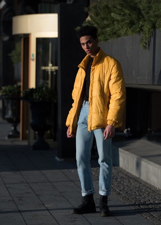 Come indossare e abbinare un piumino dorato: Potresti abbinare un piumino dorato con jeans azzurri, perfetto per il lavoro. Stivali casual in pelle neri sono una interessante scelta per completare il look.