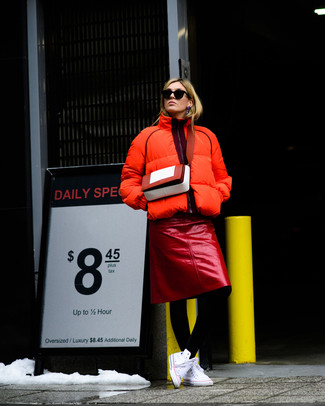 Look alla moda per donna: Piumino arancione, Gonna a tubino in pelle rossa, Sneakers alte di tela bianche, Borsa a tracolla in pelle rossa