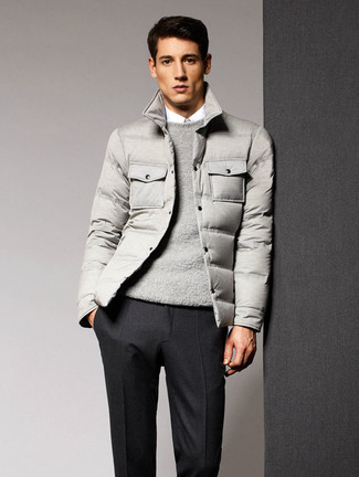 Come indossare e abbinare pantaloni eleganti grigi quando fa freddo in modo formale: Potresti combinare un piumino grigio con pantaloni eleganti grigi per una silhouette classica e raffinata