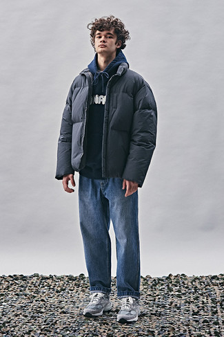 Look alla moda per uomo: Piumino grigio scuro, Felpa con cappuccio stampata blu scuro, Jeans blu, Scarpe sportive grigie