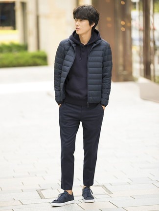 Quale chino indossare con una felpa con cappuccio nera per un uomo di 17 anni: Scegli una felpa con cappuccio nera e chino per un outfit comodo ma studiato con cura. Sneakers basse di tela blu scuro sono una valida scelta per completare il look.