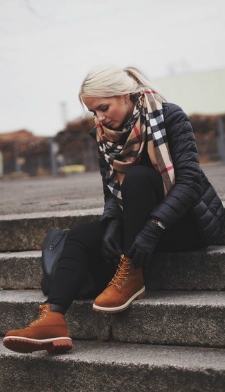 Quale jeans aderenti indossare con stivaletti terracotta per una donna di 30 anni in modo smart-casual: Prova ad abbinare un piumino nero con jeans aderenti per affrontare con facilità la tua giornata. Stivaletti terracotta sono una valida scelta per completare il look.