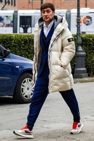 Come indossare e abbinare un cappotto beige: Indossa un cappotto beige con un abito blu scuro per un look elegante e di classe. Prova con un paio di scarpe sportive beige per un tocco più rilassato.