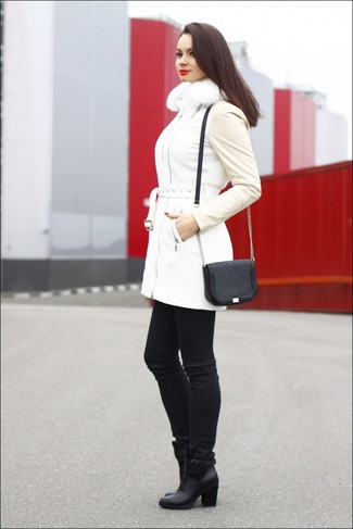 Come indossare e abbinare un piumino lungo bianco: Mostra il tuo stile in un piumino lungo bianco con jeans aderenti neri per essere casual. Stivaletti in pelle neri sono una splendida scelta per completare il look.