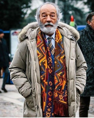 Come indossare e abbinare una cravatta scozzese beige per un uomo di 60 anni quando fa freddo in modo smart-casual: Potresti combinare un piumino lungo beige con una cravatta scozzese beige per un look elegante e di classe.