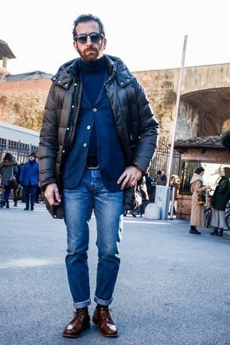 Come indossare e abbinare jeans blu per un uomo di 40 anni: Indossa un piumino lungo nero e jeans blu per un fantastico look da sfoggiare nel weekend. Scarpe derby in pelle marroni doneranno eleganza a un look altrimenti semplice.