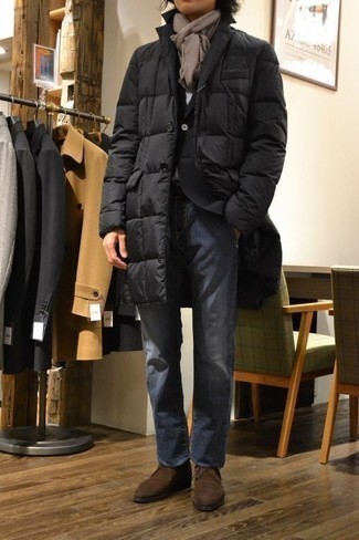 Look alla moda per uomo: Piumino lungo nero, Blazer nero, Jeans blu, Chukka in pelle scamosciata marrone scuro