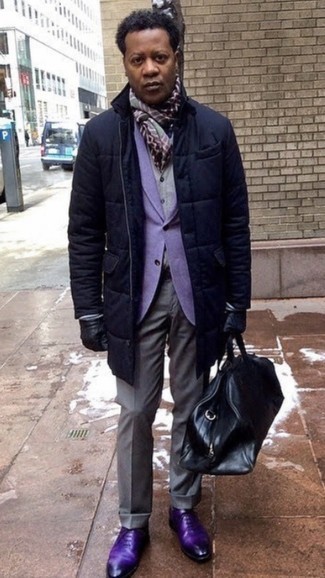 Come indossare e abbinare una giacca viola chiaro quando fa gelo: Prova a combinare una giacca viola chiaro con pantaloni eleganti grigi per un look elegante e alla moda. Sfodera il gusto per le calzature di lusso e calza un paio di scarpe oxford in pelle viola.