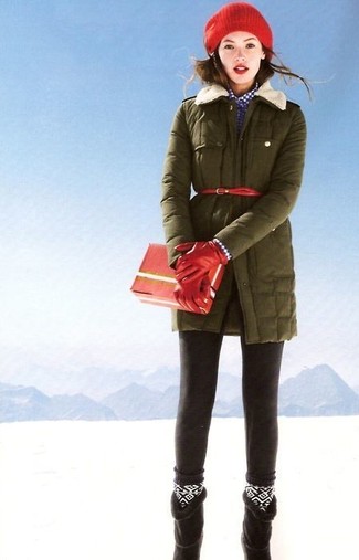 Come indossare e abbinare scarpe in inverno 2025: Opta per il comfort in un piumino lungo verde oliva e leggings neri. Per distinguerti dagli altri, mettiti un paio di stivali ugg neri. Ecco un look perfetto per questo inverno.