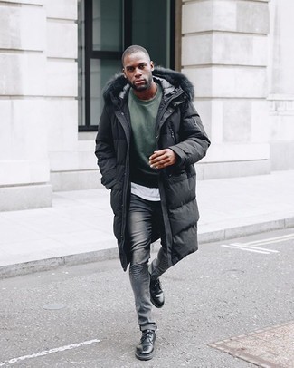 Quale felpa indossare con jeans grigi quando fa freddo: Prova ad abbinare una felpa con jeans grigi per un look comfy-casual. Prova con un paio di scarpe derby in pelle nere per un tocco virile.