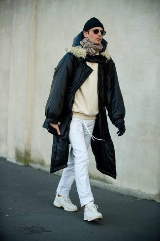 Quale maglione con zip indossare con un piumino lungo nero per un uomo di 30 anni: Perfeziona il look smart casual con un piumino lungo nero e un maglione con zip. Per un look più rilassato, calza un paio di scarpe sportive bianche.