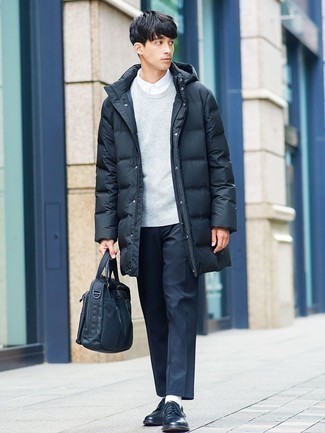 Quale chino indossare con un maglione girocollo grigio quando fa gelo: Abbina un maglione girocollo grigio con chino per un look semplice, da indossare ogni giorno. Completa il tuo abbigliamento con un paio di scarpe derby in pelle nere.