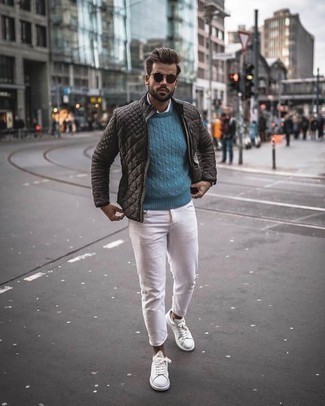 Quale jeans indossare con un maglione a trecce blu per un uomo di 30 anni: Scegli un maglione a trecce blu e jeans per affrontare con facilità la tua giornata. Sneakers basse di tela bianche sono una eccellente scelta per completare il look.