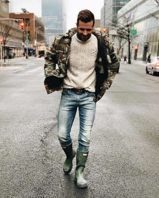 Come indossare e abbinare un piumino con jeans per un uomo di 30 anni quando fa freddo in modo smart-casual: Potresti indossare un piumino e jeans per un look semplice, da indossare ogni giorno. Stivali di gomma verde scuro sono una gradevolissima scelta per completare il look.