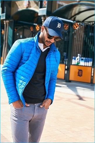 Come indossare e abbinare un berretto da baseball blu in autunno 2024: Potresti indossare un piumino acqua e un berretto da baseball blu per un look comfy-casual. L'outfit per l’autunno è servito.