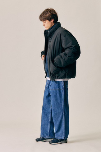Trend da uomo 2024 quando fa gelo: Indossa un piumino nero con jeans blu per un look elegante ma non troppo appariscente. Se non vuoi essere troppo formale, scegli un paio di scarpe sportive blu scuro e bianche come calzature.