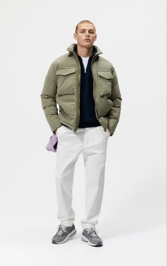 Look alla moda per uomo: Piumino verde oliva, Maglione con zip blu scuro, T-shirt girocollo bianca, Chino bianchi