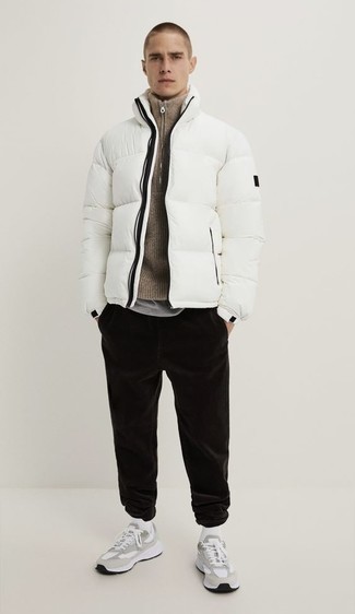 Look alla moda per uomo: Piumino bianco, Maglione con zip marrone chiaro, T-shirt girocollo grigia, Pantaloni sportivi marrone scuro