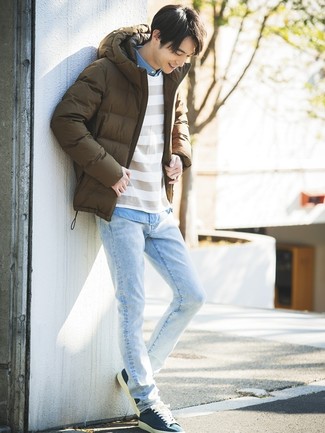 Look alla moda per uomo: Piumino marrone, Maglione girocollo a righe orizzontali bianco, Camicia a maniche lunghe in chambray azzurra, Jeans azzurri