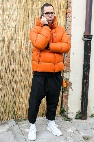 Quale chino indossare con scarpe sportive bianche quando fa freddo: Abbina un piumino arancione con chino per un look da sfoggiare sul lavoro. Per un look più rilassato, scegli un paio di scarpe sportive bianche come calzature.