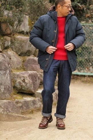 Moda uomo anni 50: Indossa un maglione girocollo rosso e jeans blu scuro per vestirti casual. Mettiti un paio di stivali da lavoro in pelle marrone scuro per avere un aspetto più rilassato.