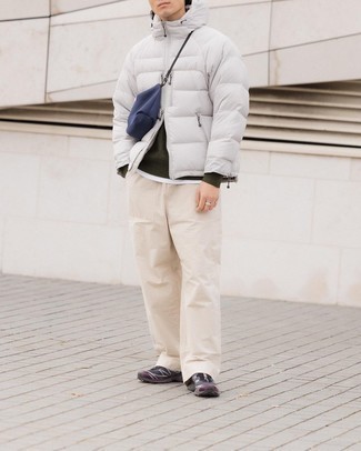 Come indossare e abbinare una borsa per un uomo di 20 anni in autunno 2024: Scegli un piumino bianco e una borsa per un look comfy-casual. Questo outfit si abbina perfettamente a un paio di scarpe sportive grigio scuro. È buona idea per tuo look autunnale!