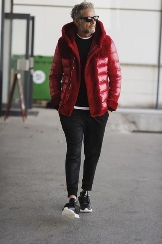 Come indossare e abbinare scarpe sportive con chino per un uomo di 40 anni quando fa gelo: Scegli un outfit composto da un piumino rosso e chino per essere elegante ma non troppo formale. Se non vuoi essere troppo formale, opta per un paio di scarpe sportive.