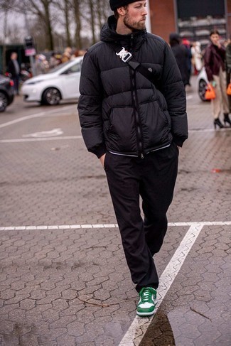 Look alla moda per uomo: Piumino nero, Chino neri, Sneakers basse in pelle bianche e verdi, Berretto nera