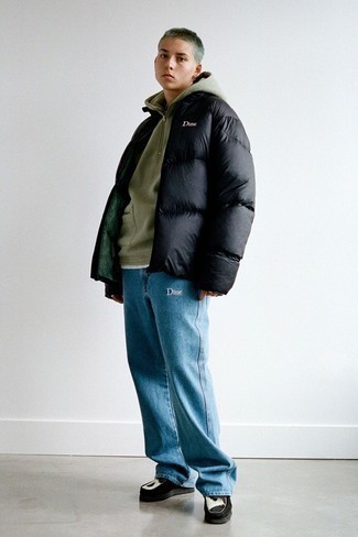 Moda ragazzo adolescente quando fa gelo: Prova ad abbinare un piumino nero con jeans blu se cerchi uno stile ordinato e alla moda.