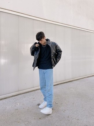 Moda ragazzo adolescente in modo casual: Metti un piumino in pelle nero e jeans azzurri se cerchi uno stile ordinato e alla moda. Per un look più rilassato, indossa un paio di sneakers basse in pelle bianche.