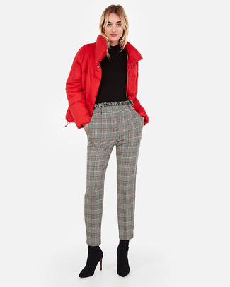 Look alla moda per donna: Piumino rosso, Dolcevita nero, Pantaloni stretti in fondo scozzesi grigi, Stivaletti in pelle scamosciata neri