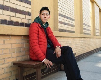 Come indossare e abbinare una giacca rossa per un uomo di 17 anni quando fa gelo: Opta per una giacca rossa e chino blu scuro per un drink dopo il lavoro.