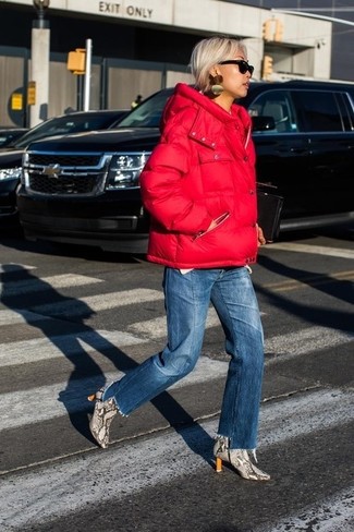 Come indossare e abbinare jeans in modo smart-casual: Indossa un piumino rosso e jeans per affrontare con facilità la tua giornata. Stivaletti in pelle con stampa serpente grigi sono una splendida scelta per completare il look.
